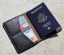 Funda o Cartera Hecha a Mano para Pasaporte SINGRAPHUS Horween Cuero Negro sobre Negro Chromexcel