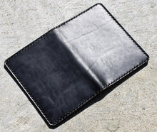 Funda o Cartera Hecha a Mano para Pasaporte SINGRAPHUS Horween Cuero Negro sobre Negro Chromexcel