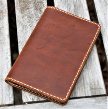 Funda hecha a mano para billetera de tarjeta de notas de campo SCRIBO Pura Sangre de cuero Sunset Oil Tan Cream